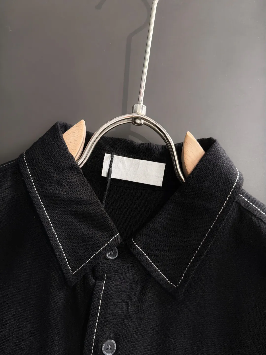 Next day shipment P195 Balenciaga 2025 Autumn and Winter New Arrival shirt, casual Versatile long-sleeved shirt, with a new style interpretation and eye-catching earth tones, the fashion trend index of the entire shirt immediately soared! Made of imported 100% poplin pure cotton material, the light, silky and lustrous silk fabric properties bring an unusual high-end visual sense, and the upper body comfort is needless to say. The hand-tailored pieces are unique in the market! Technological electrostatic pressure spraying machine. The fluff is attracted by the plant body due to the different electric potential. It accelerates vertically and flies up to the pattern that has been scraped and primed. It is then dried in a high-temperature pipe oven to increase the fastness. The fashionable small pointed collar is paired with a flat-angled hem design, which is simple and capable overall! Sizes:M-3XL